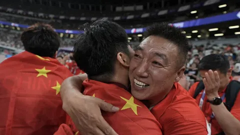 拜仁门神诺伊尔小腿受伤，宣布短期休整